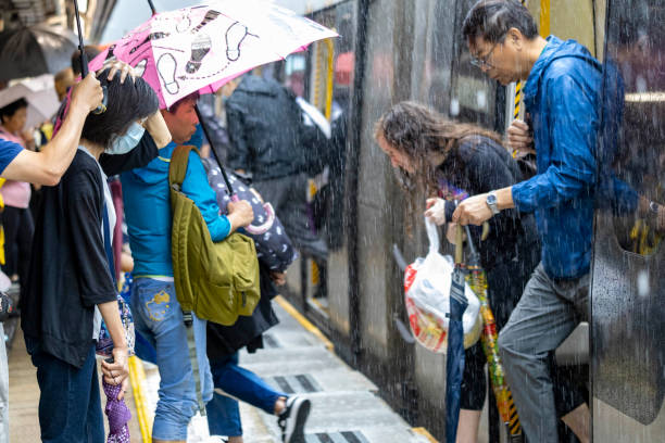 颱風天上班薪水怎麼算？什麼情況可以不用上班？2025年颱風天上班解析